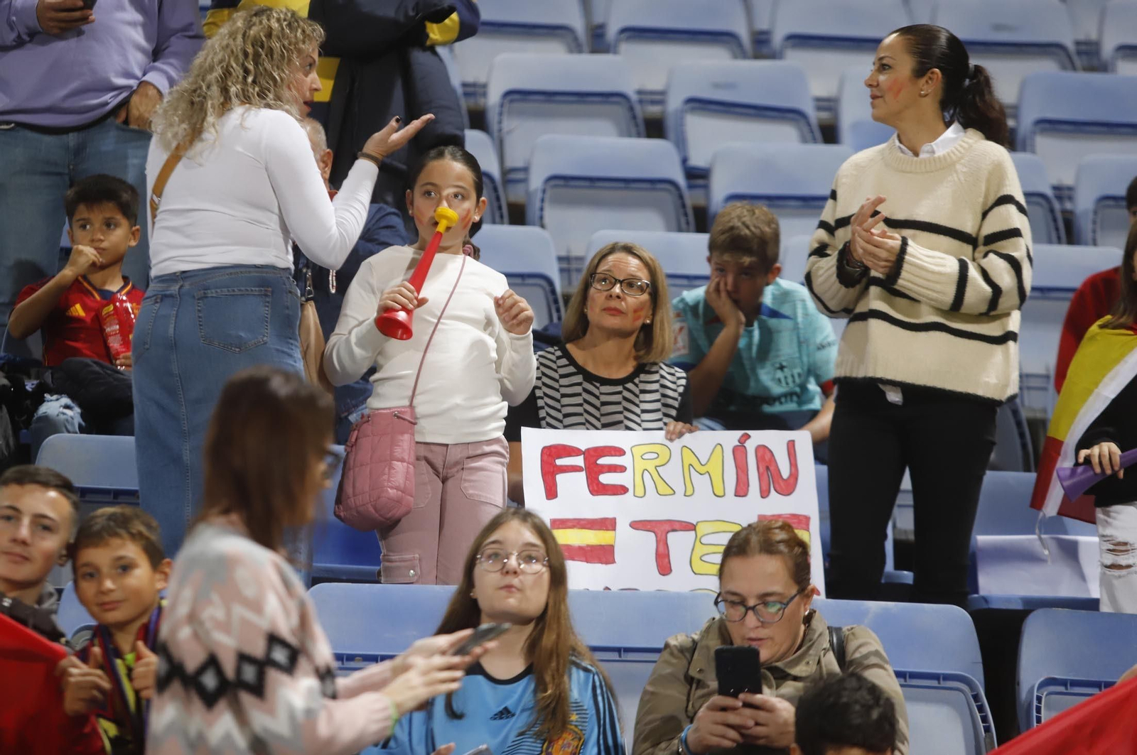 Gran ambiente para ver la selección española sub-21 en Huelva