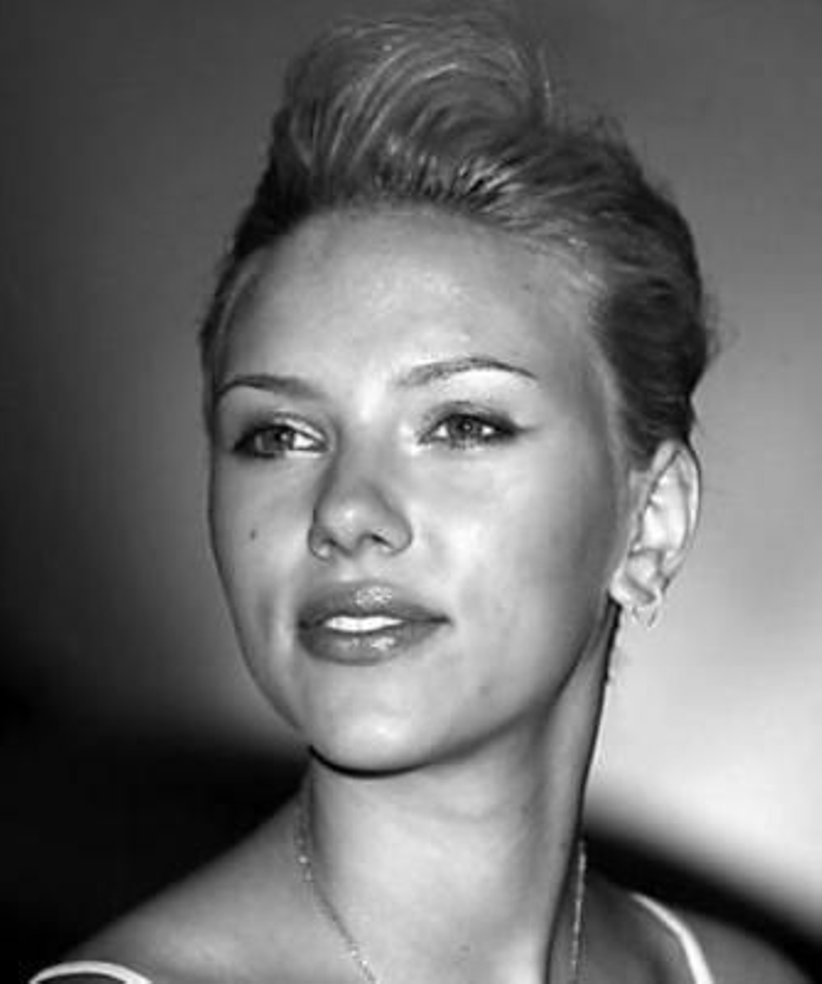 Scarlett demandará a quien insinúe que se operó la nariz