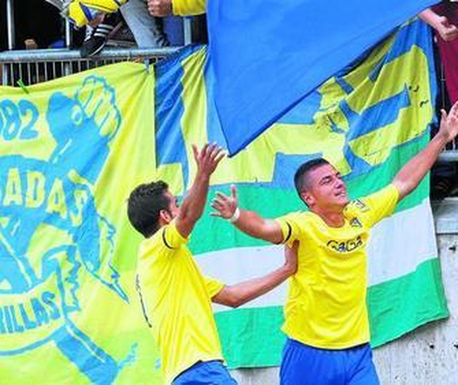 Airam Cabrera (d) celebra uno de los goles que ha marcado esta temporada.