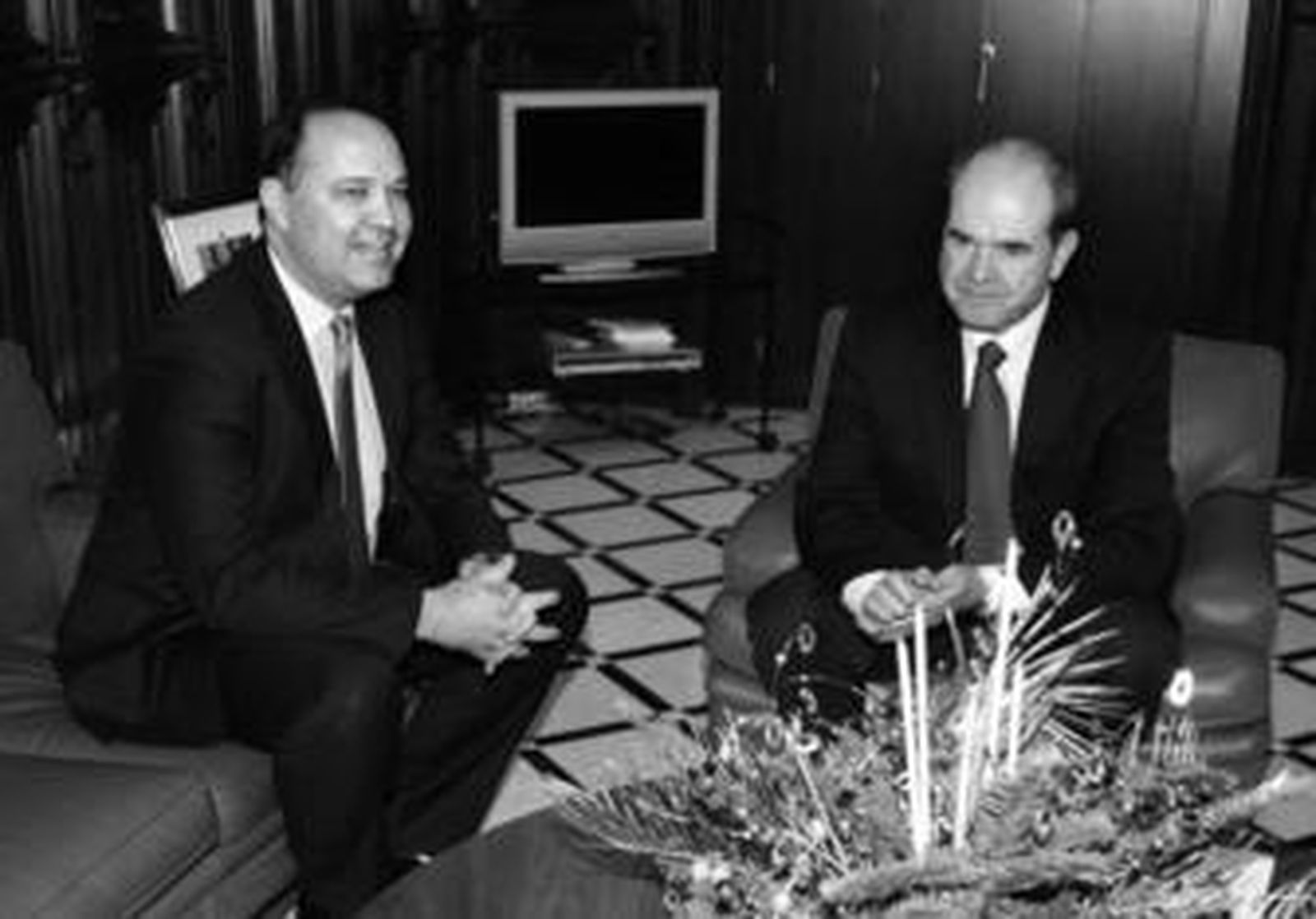 El presidente de EADS-CASA, Carlos Suárez, durante su encuentro con Manuel Chaves, ayer.