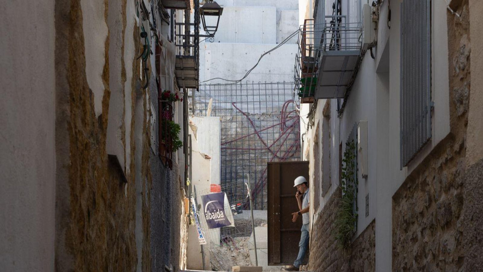 Obras en la calle Elvín, donde ya se aprecian algunos de los muros levantados.