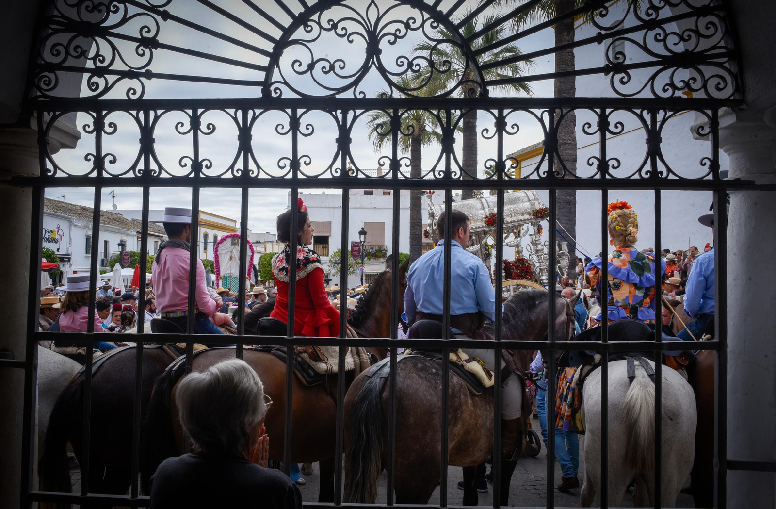 El paso de las Hermandades de El Rocío por Villamanrique, en imágenes