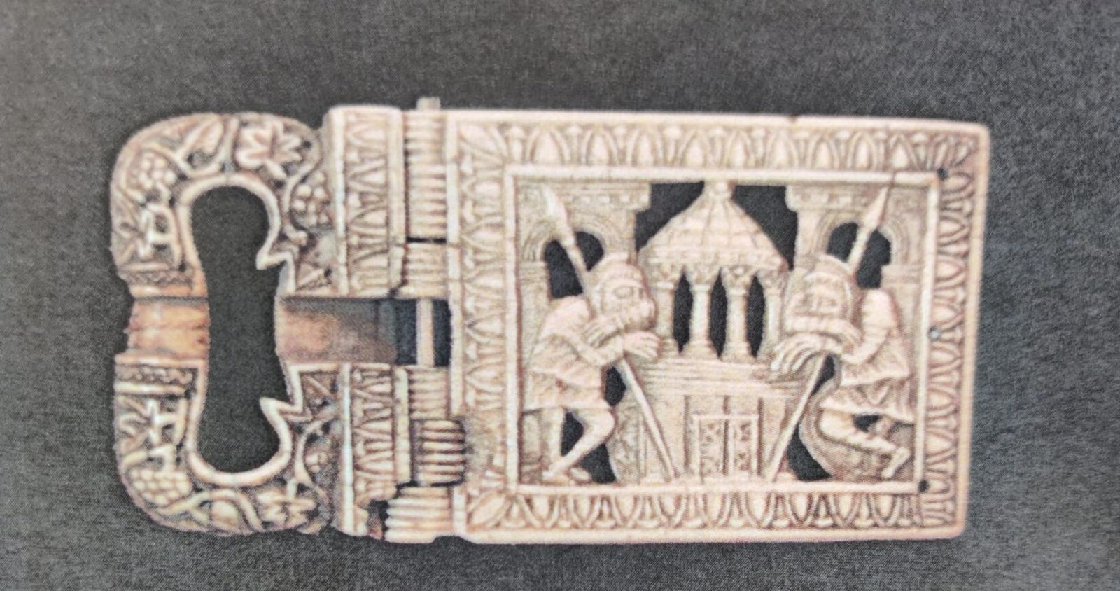 La hebilla-cinturón relicario de San Cesario de Arlés con representación del Santo Sepulcro.