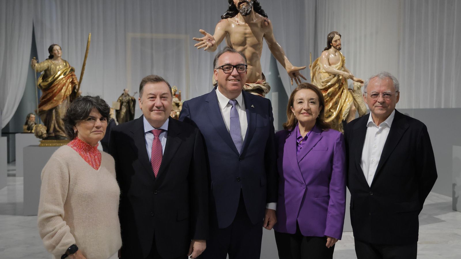 De izquierda a derecha: Carmen Ortiz Laynez, delegada de Cultura (Sevilla); José Roda Peña, comisario de la exposición; Arturo Bernal, consejero de Cultura; Valme Muñoz, directora del Museo de Bellas Artes de Sevilla, y Juan Suárez, arquitecto y diseñador de la muestra.