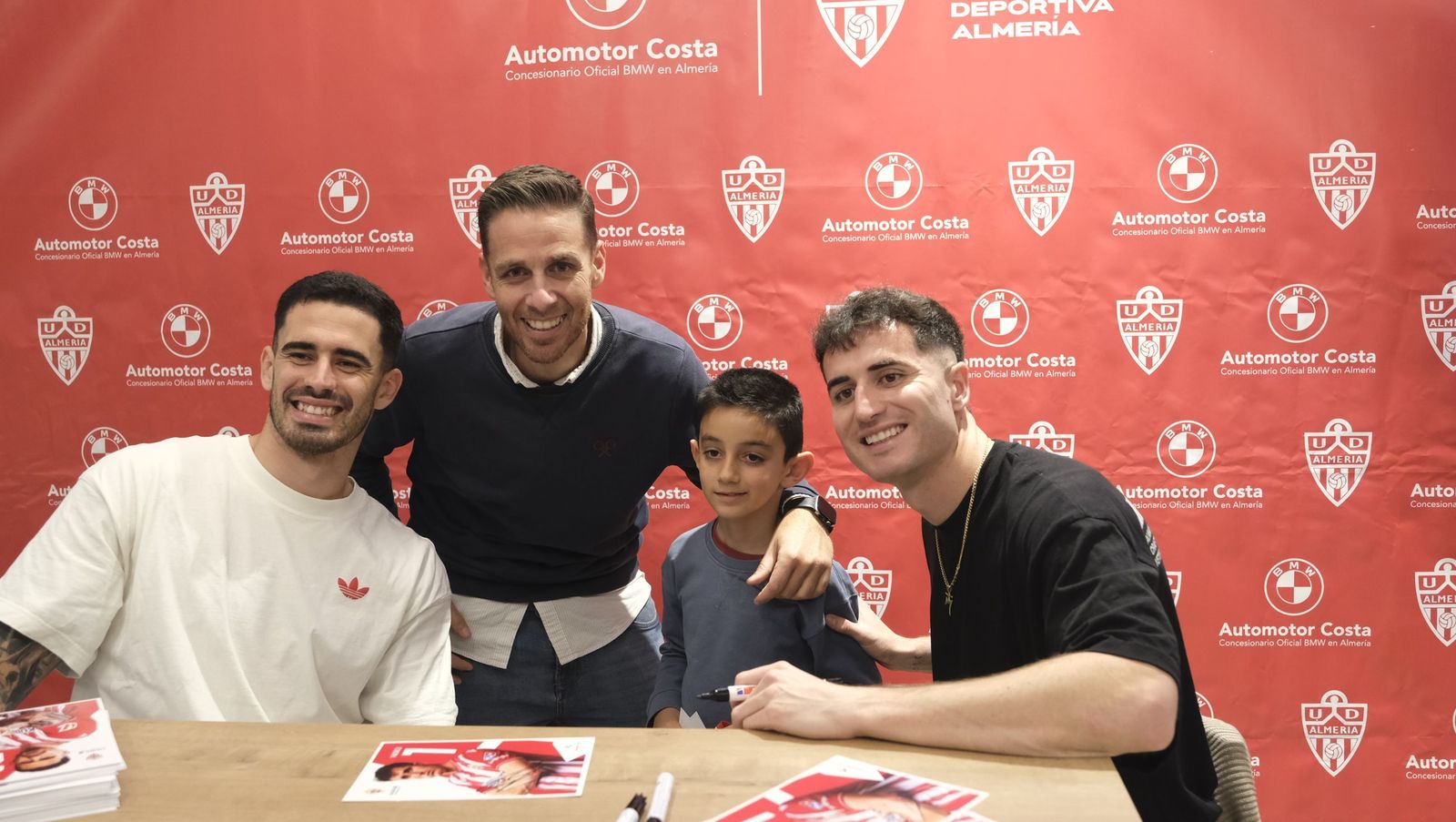 Jon Mocillo y Miguel de la Fuente firman autógrafos en Automotor Costa BMW