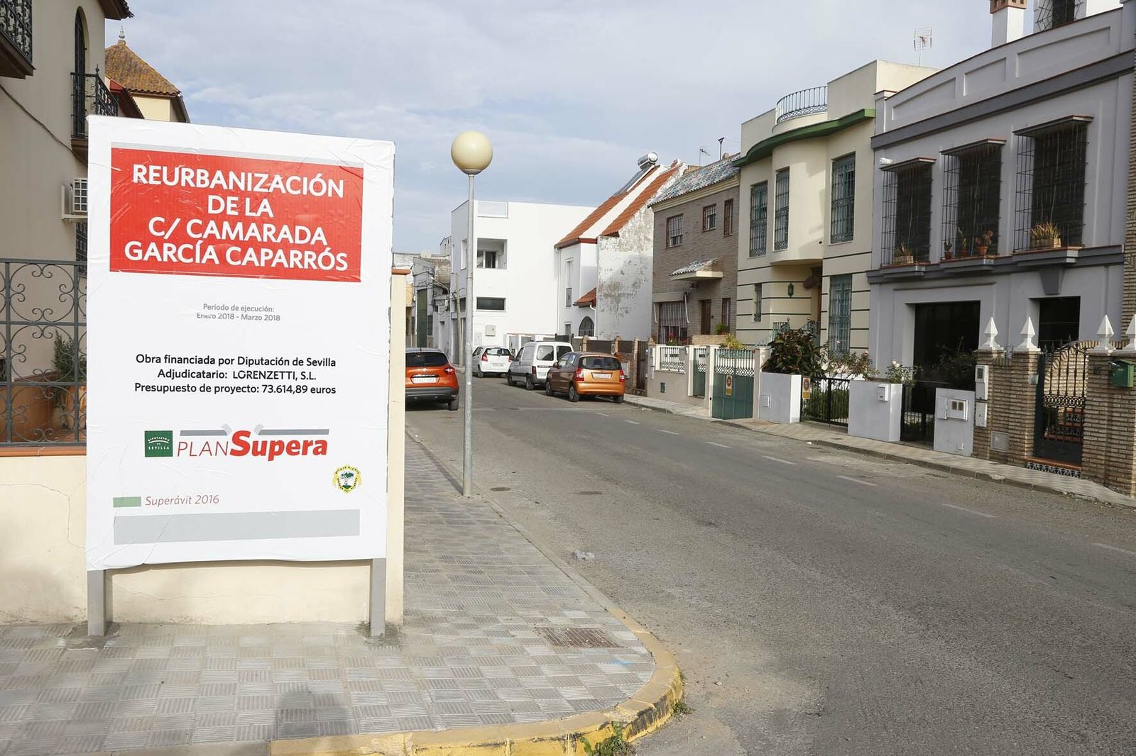 Un cartel que anuncia obras con el Plan Supera de la Diputación en Mairena del Aljarafe.