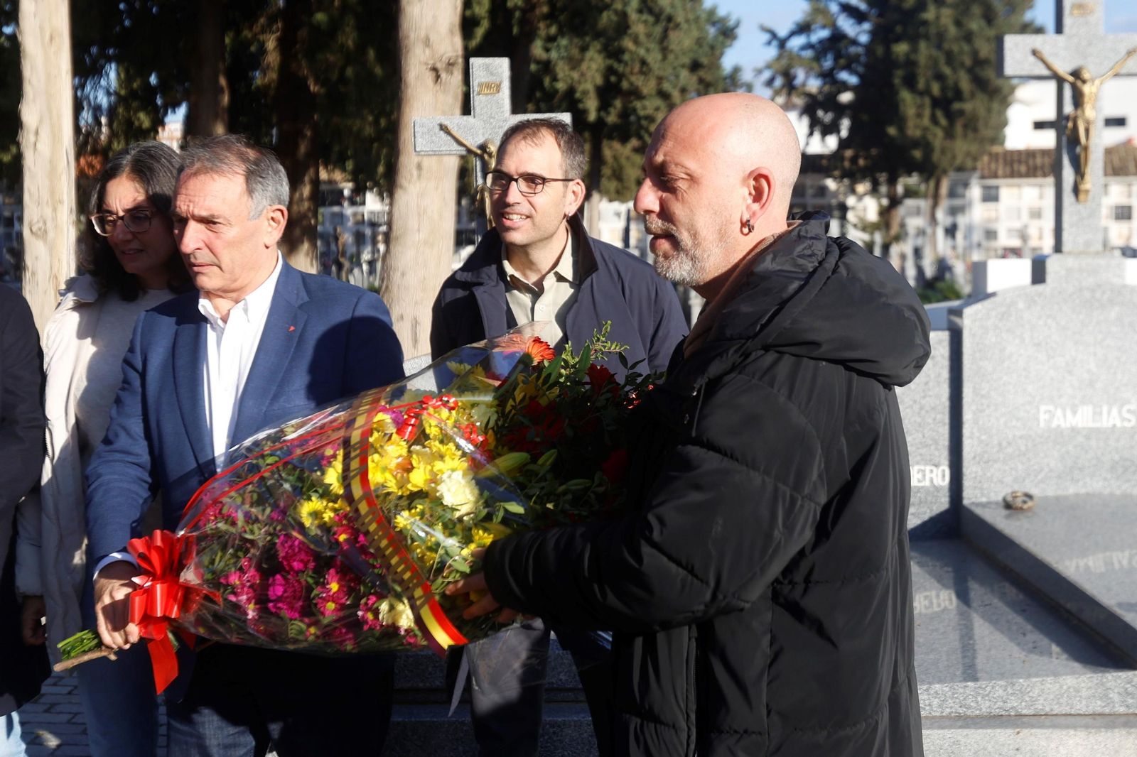 La ofrenda floral a las víctimas del franquismo con motivo del 50 aniversario del fin de la dictadura, en imágenes