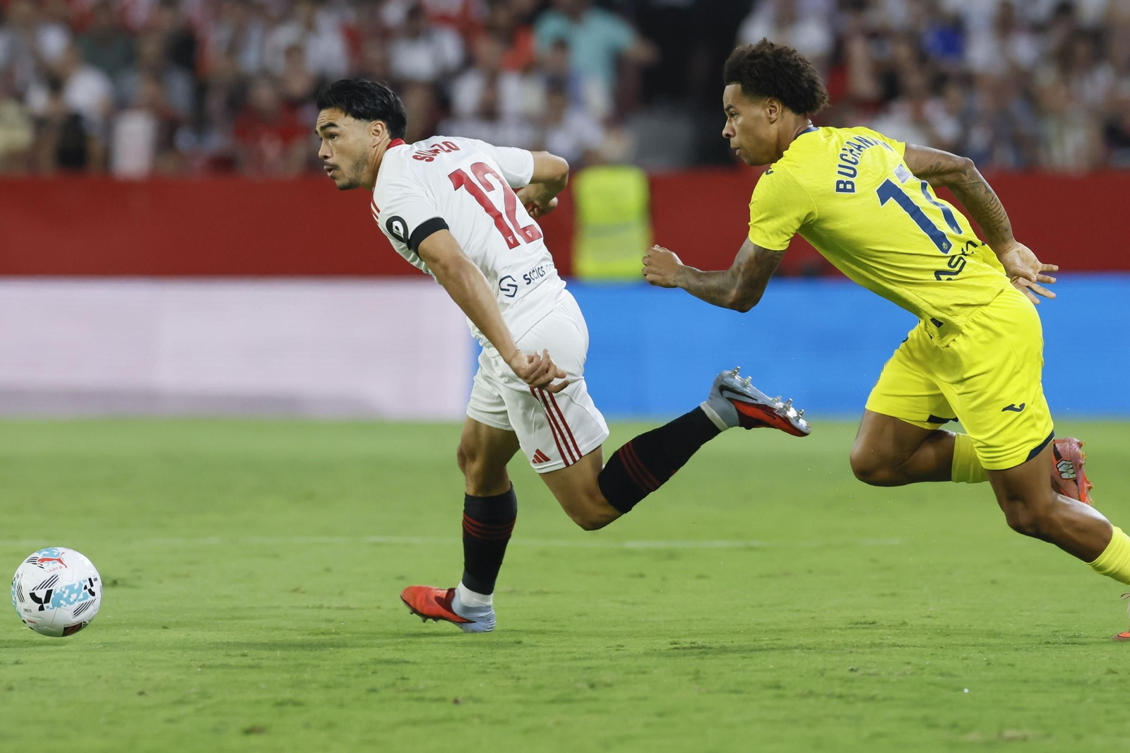 Suazo se zafa de Buchanan.