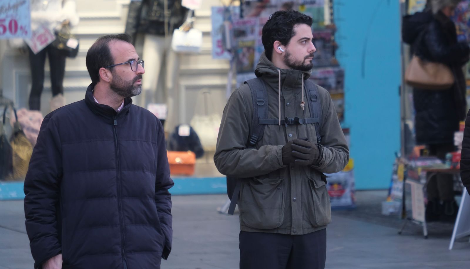 Dos personas caminan en Córdoba.