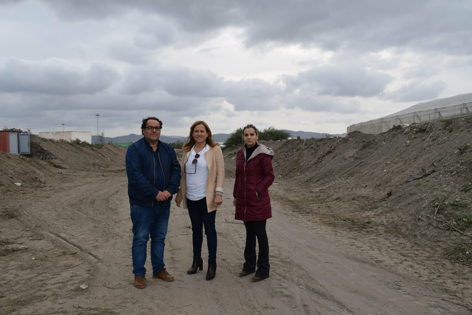 Esperanza Pérez, en el centro, con los concejales Tonibel Sánchez y Juanam Moreno