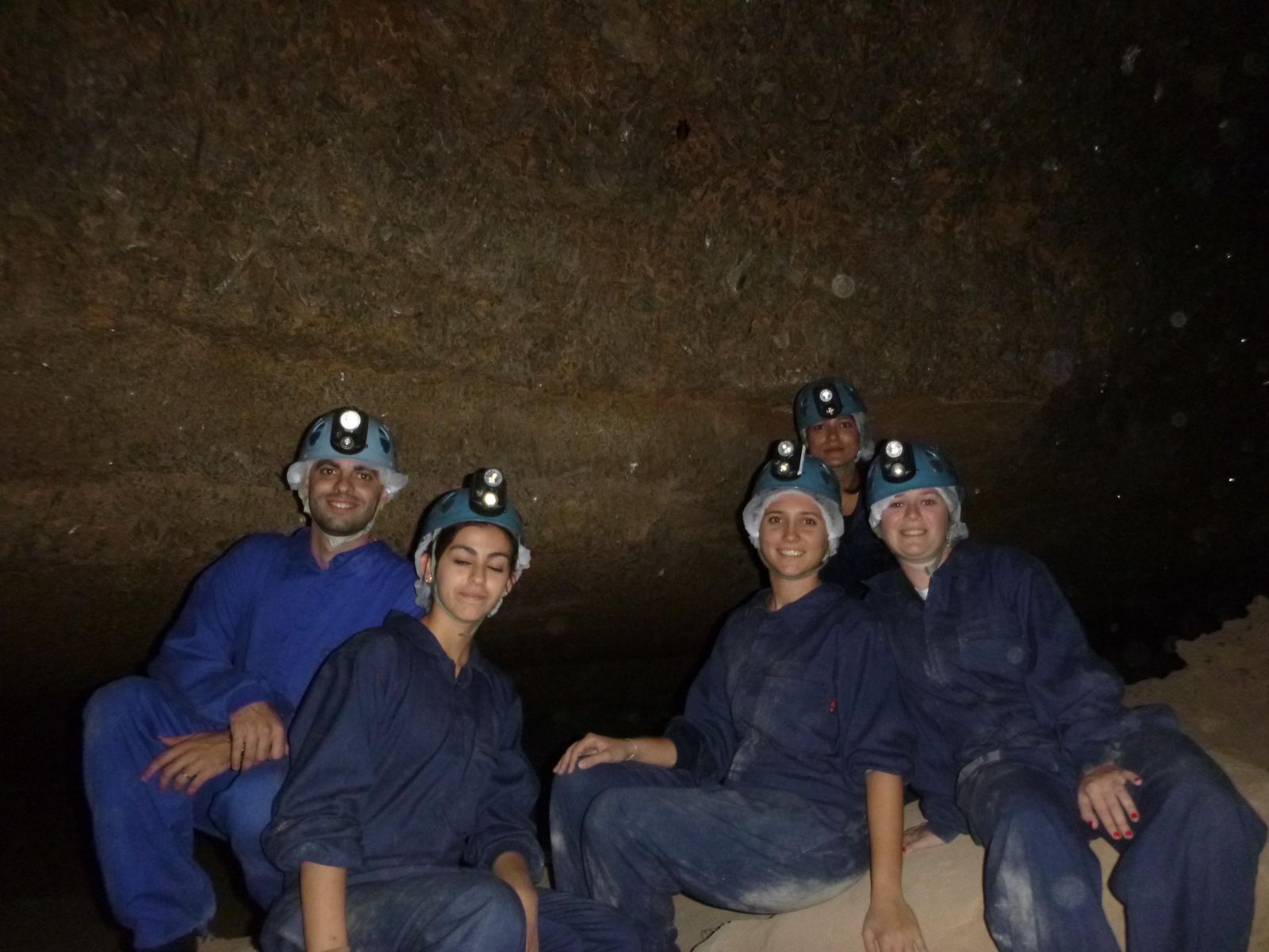 Bien equipados los estudiantes recorrieron dos cavidades diferentes.