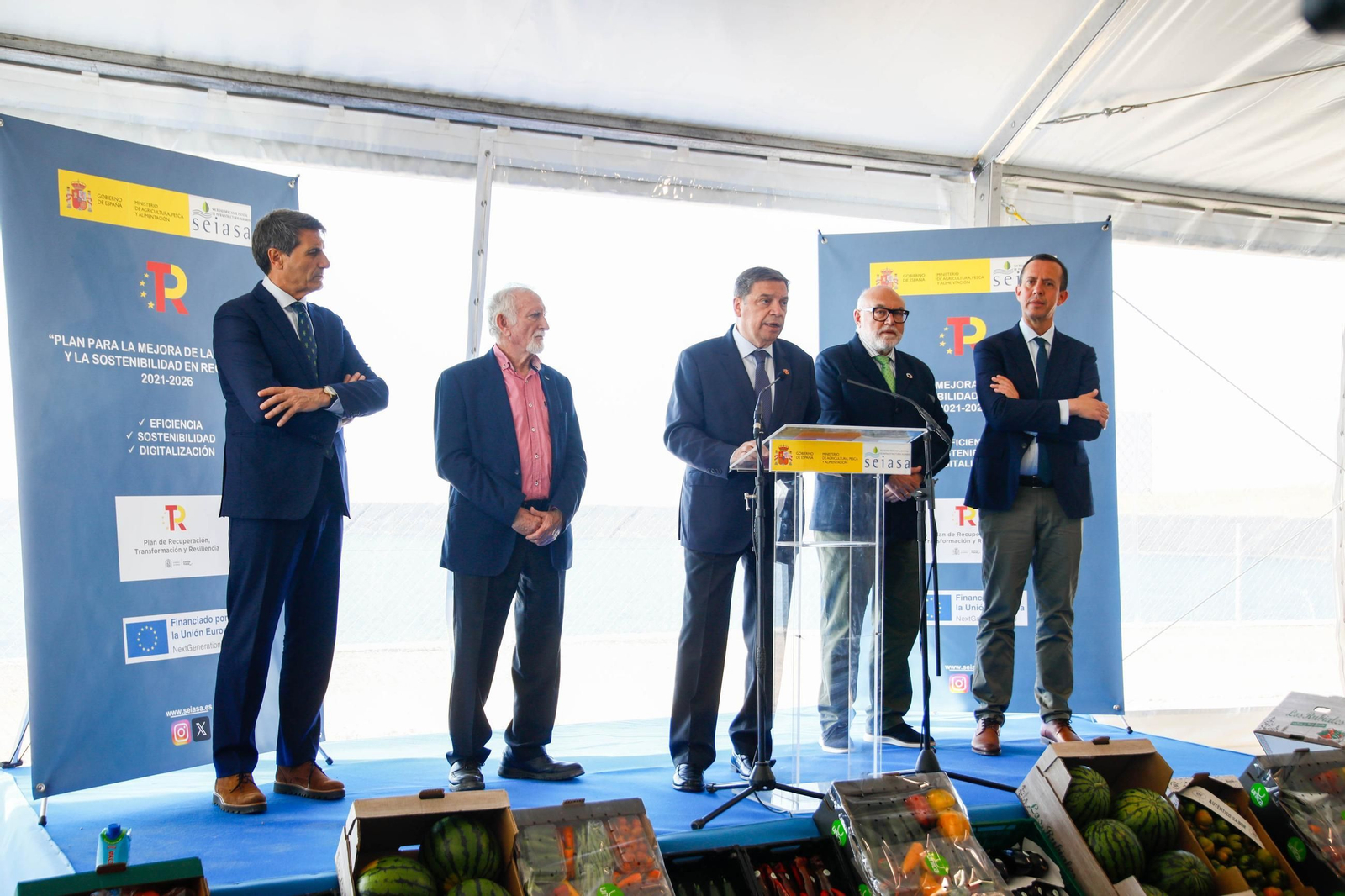 El ministro de Agricultura, Pesca y Alimentación, Luis Planas visita una de las balsas de la CUNC, en imágenes