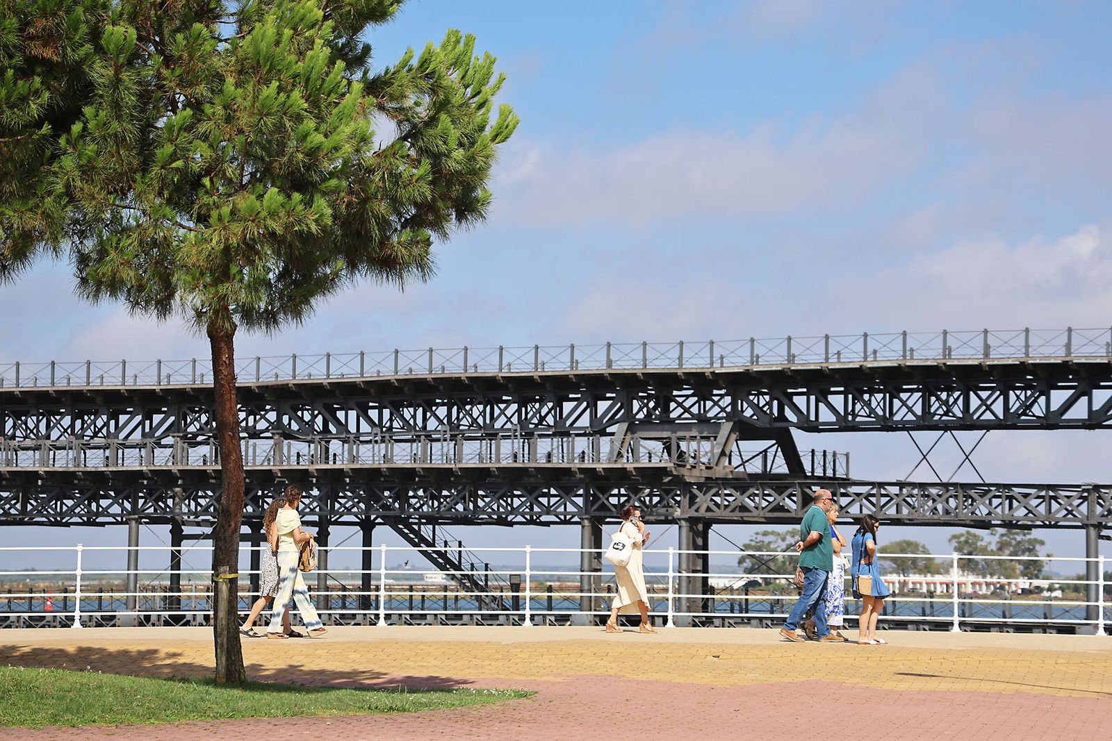 Imágenes del ambiente en el entorno del Paseo de la Ría