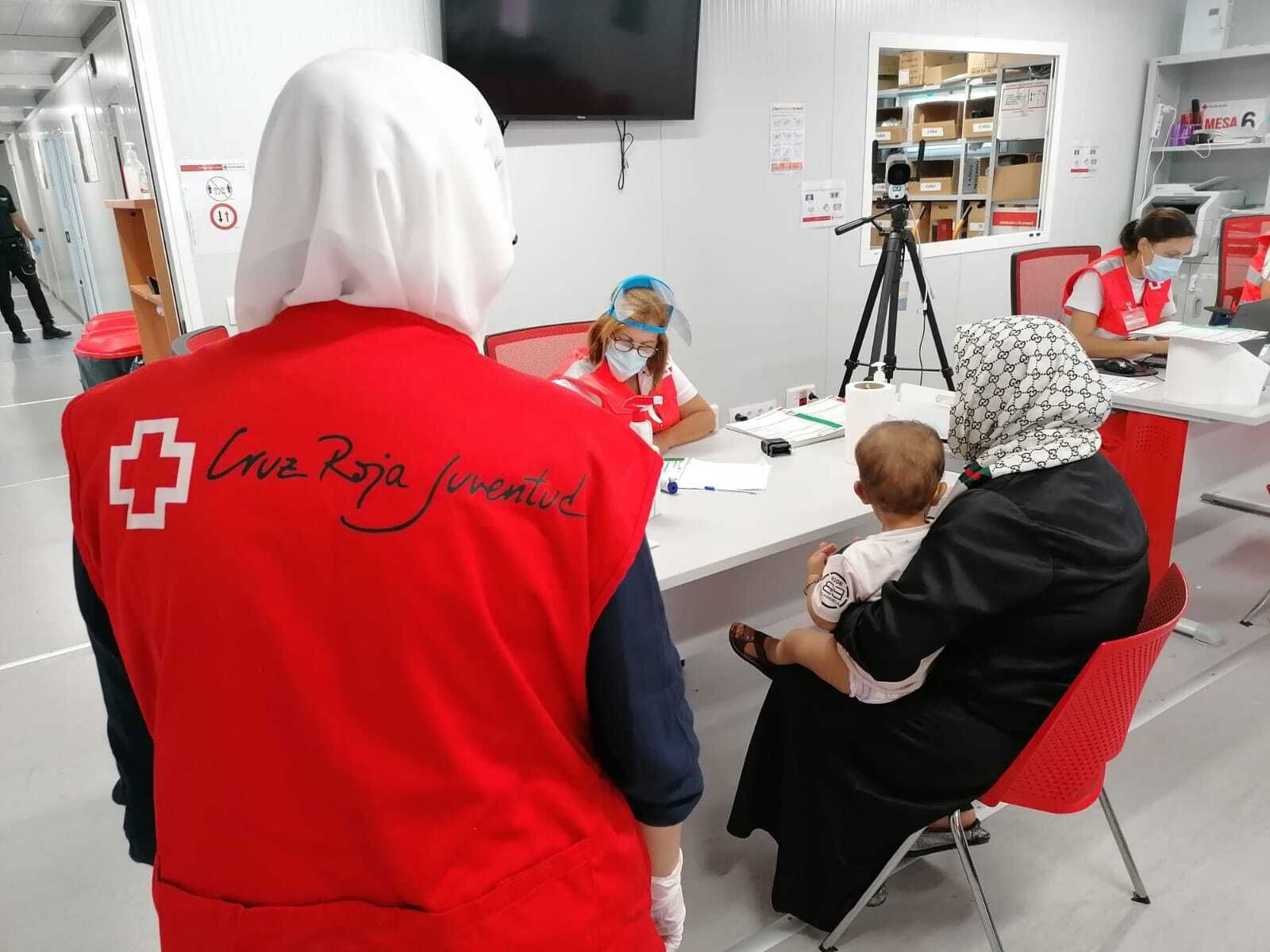 Atención a inmigrantes llevada a cabo anoche por Cruz Roja.