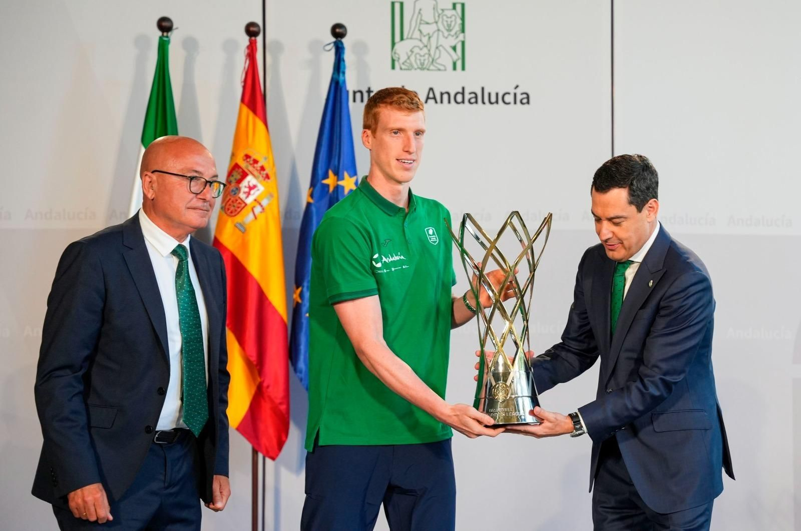 La recepción de Juanma Moreno al Unicaja en San Telmo, en fotos