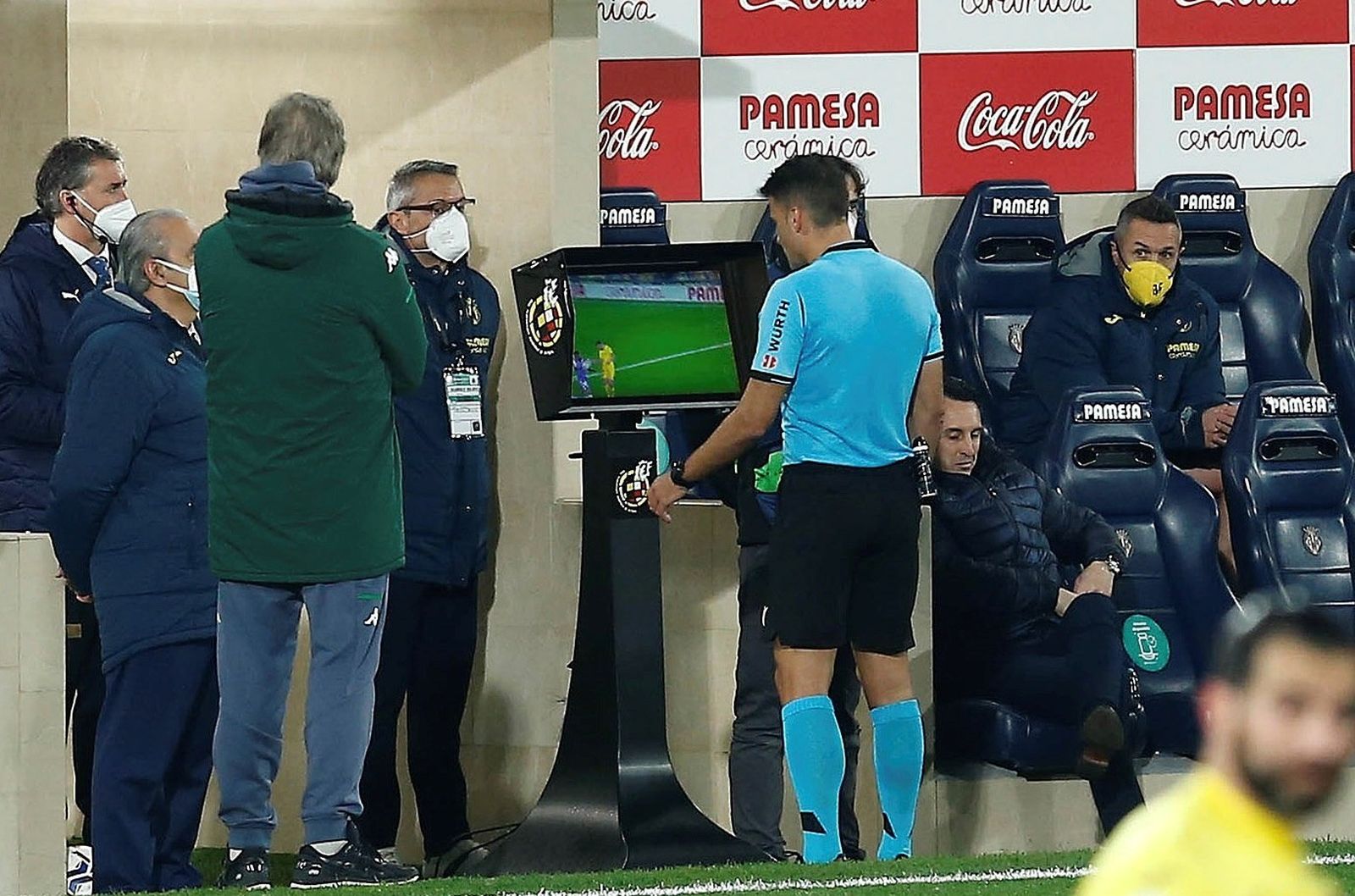 Gil Manzano revisa una jugada en el monitor durante un partido.