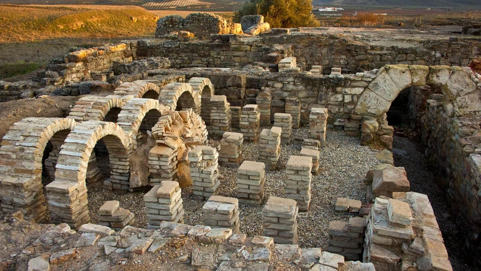 Una visita al yacimiento arqueológico de Cástulo te abre las puertas a la historia de los primeros ibero-romanos que habitaron la actual provincia de Jaén, conocida entonces como Oretania.