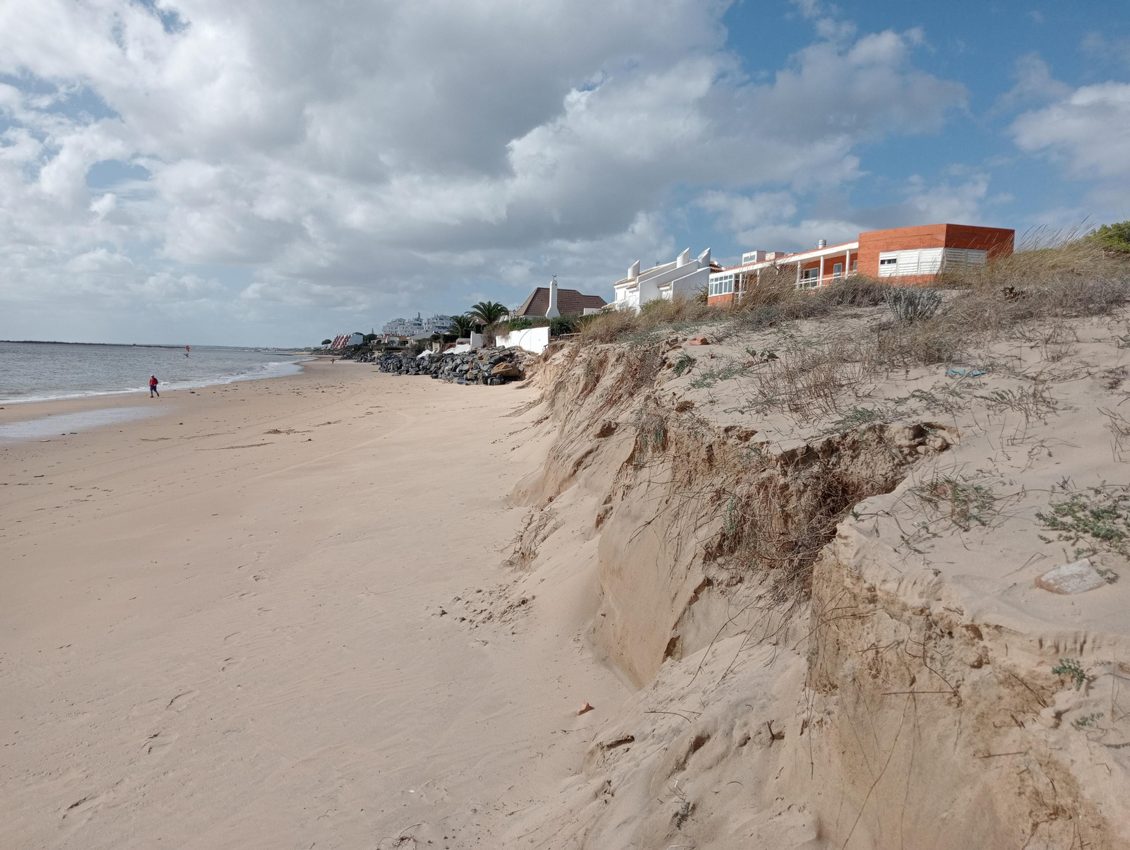 Imágenes de la playa de El Portil tras el temporal de viento y lluvia de ayer en Huelva