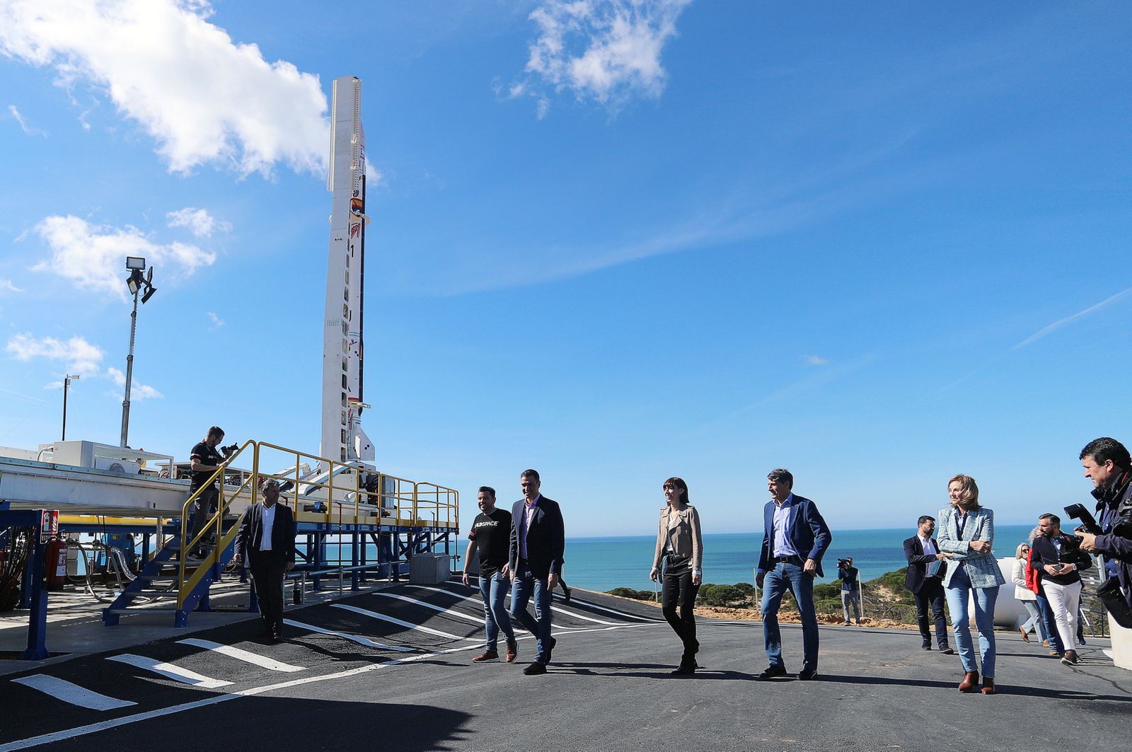 Imágenes de Pedro Sánchez en su visita al cohete Miura en la base espacial en Huelva