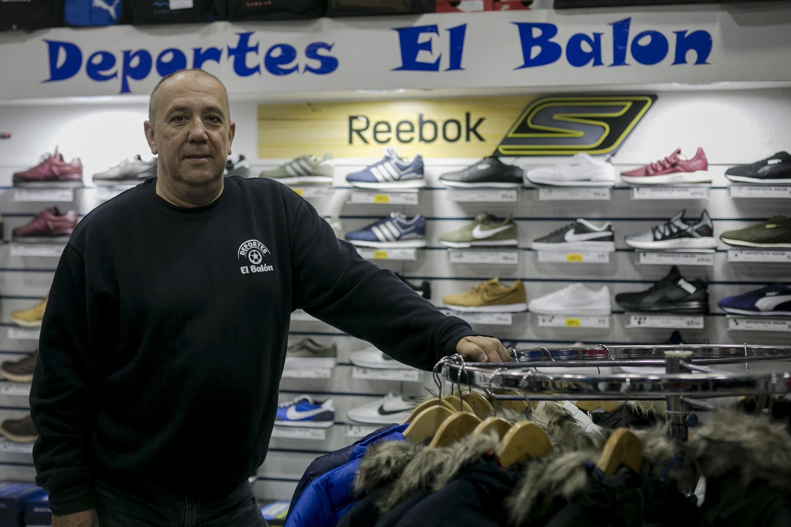 Cristóbal Cornejo en su tienda, Deportes El Balón.