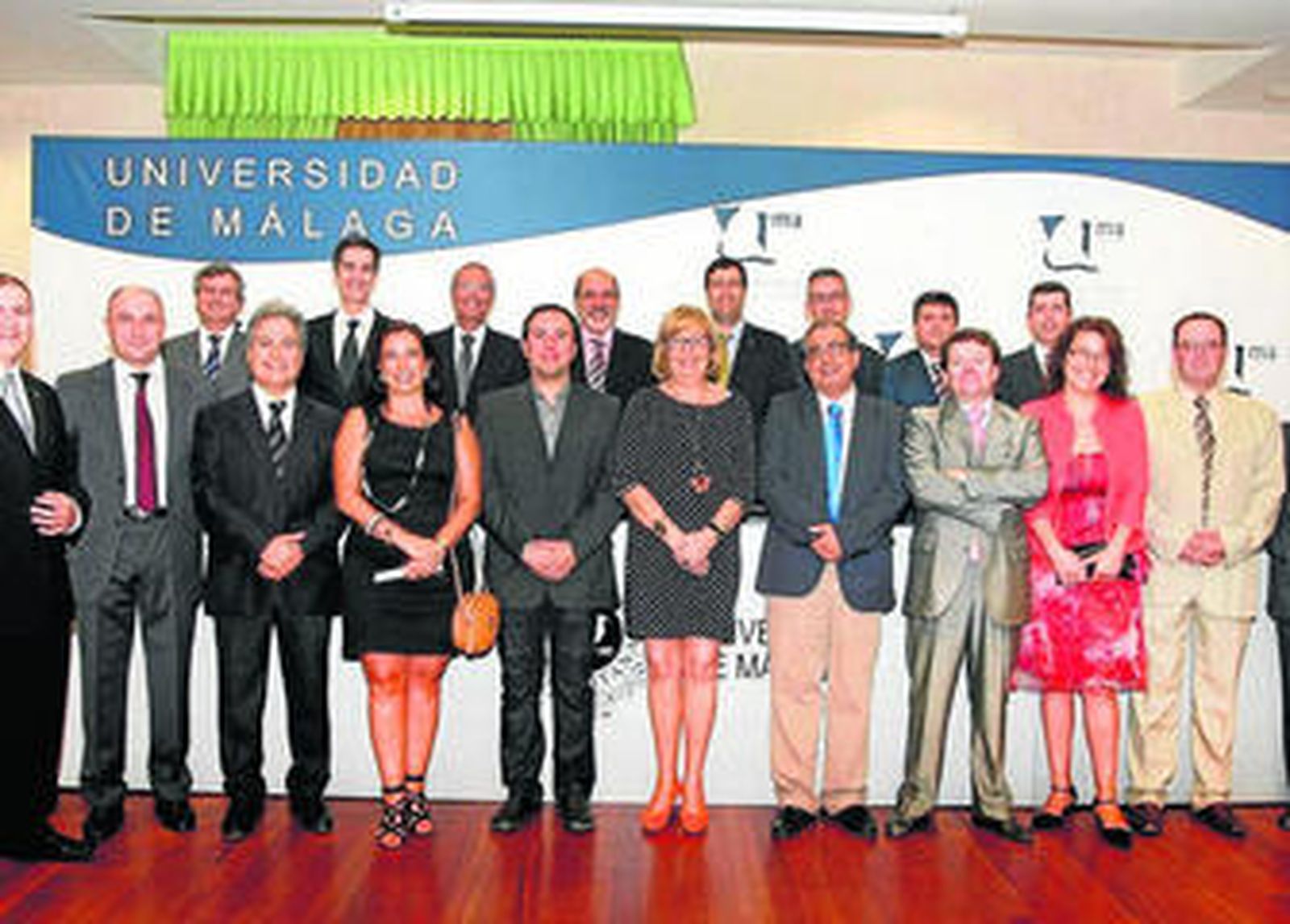 La rectora y a su derecha en la imagen el vicerrector José Ángel Narváez junto a los decanos y directores.