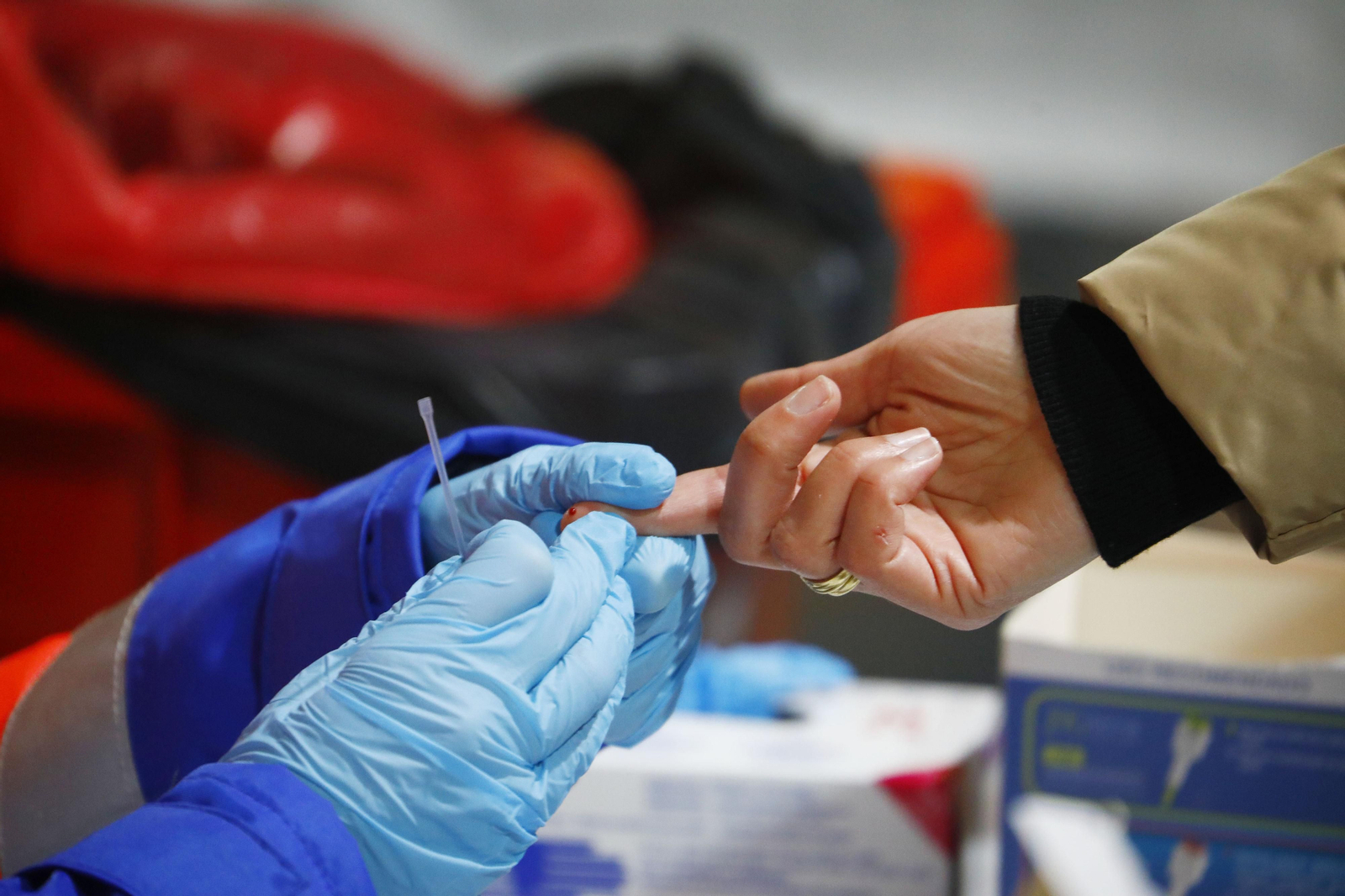 Los test de antígenos al profesorado en Vista Alegre, en fotografías