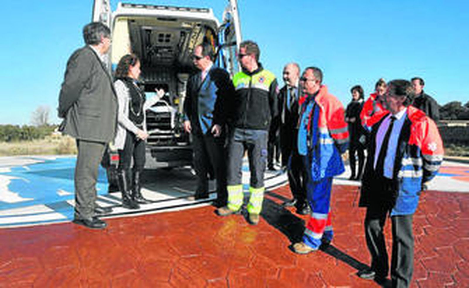 La delegada de Salud y el alcalde en la nueva helisuperficie de Villanueva de Córdoba.