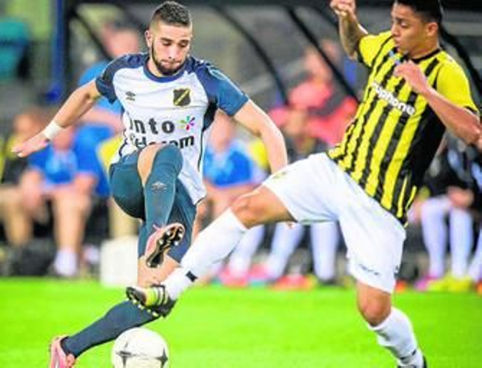 Thigadouini chuta a puerta con un jugador del Vitesse intentando taponar su tiro.