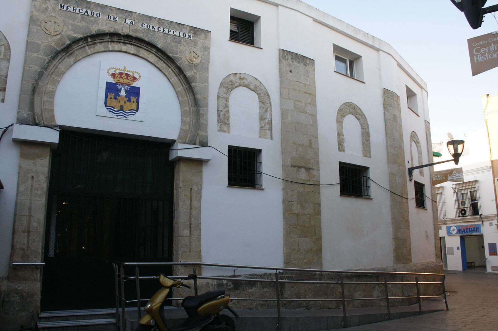 Una imagen de la fachada del mercado municipal de La Concepción.