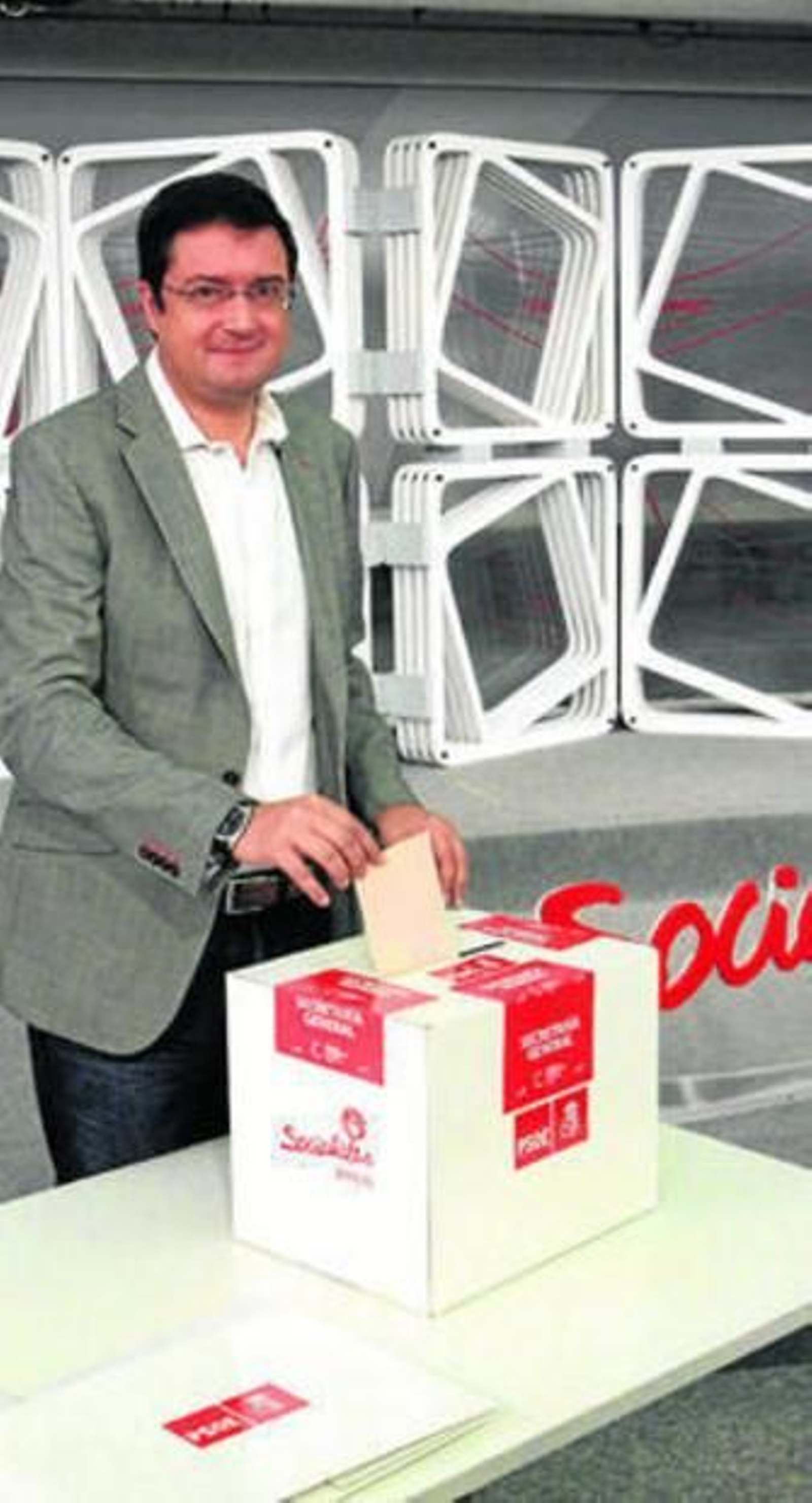 El secretario de Organización del PSOE, Óscar López, con una urna de las primarias.