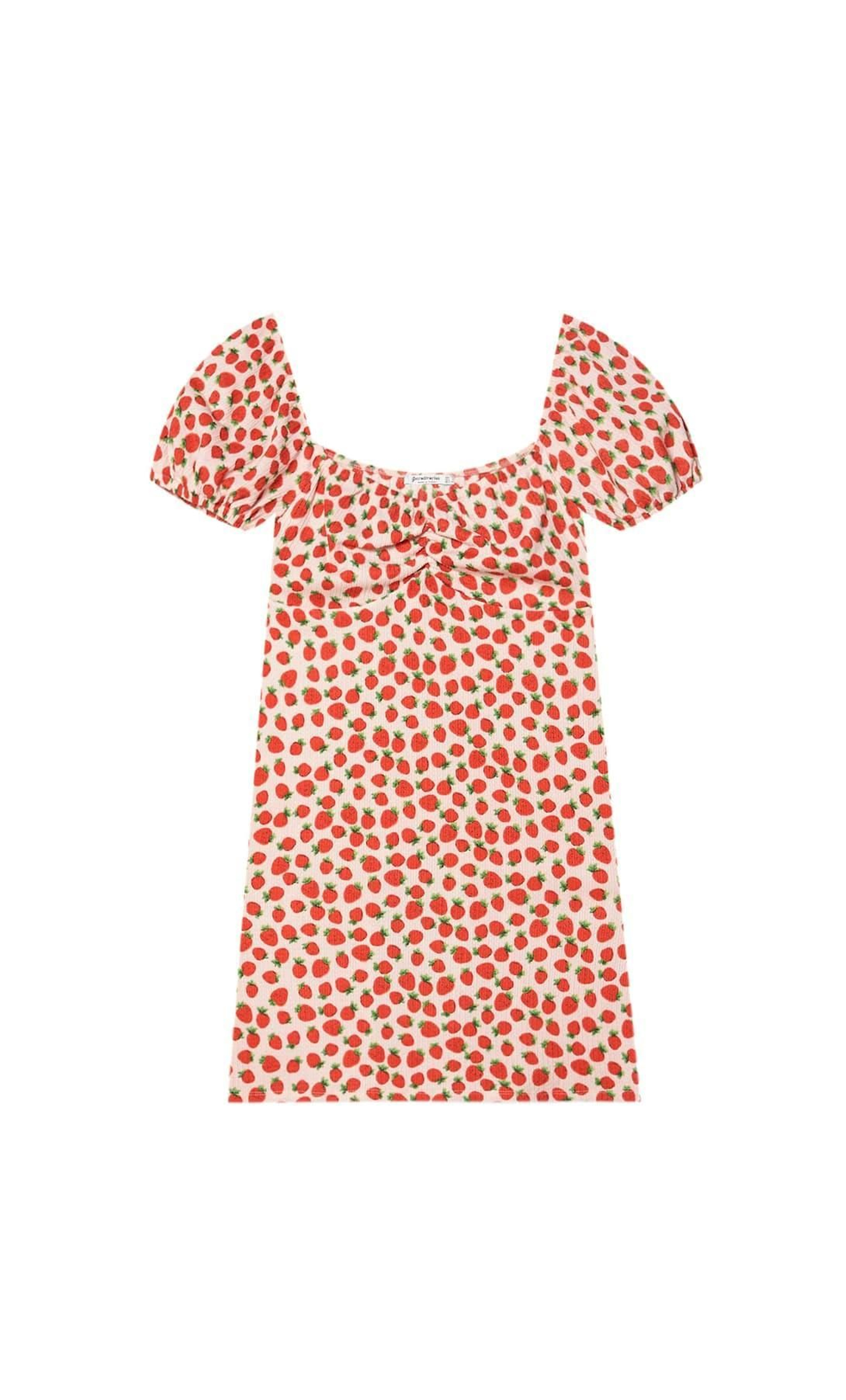 Vestido con estampado de fresas de Stradivarius.