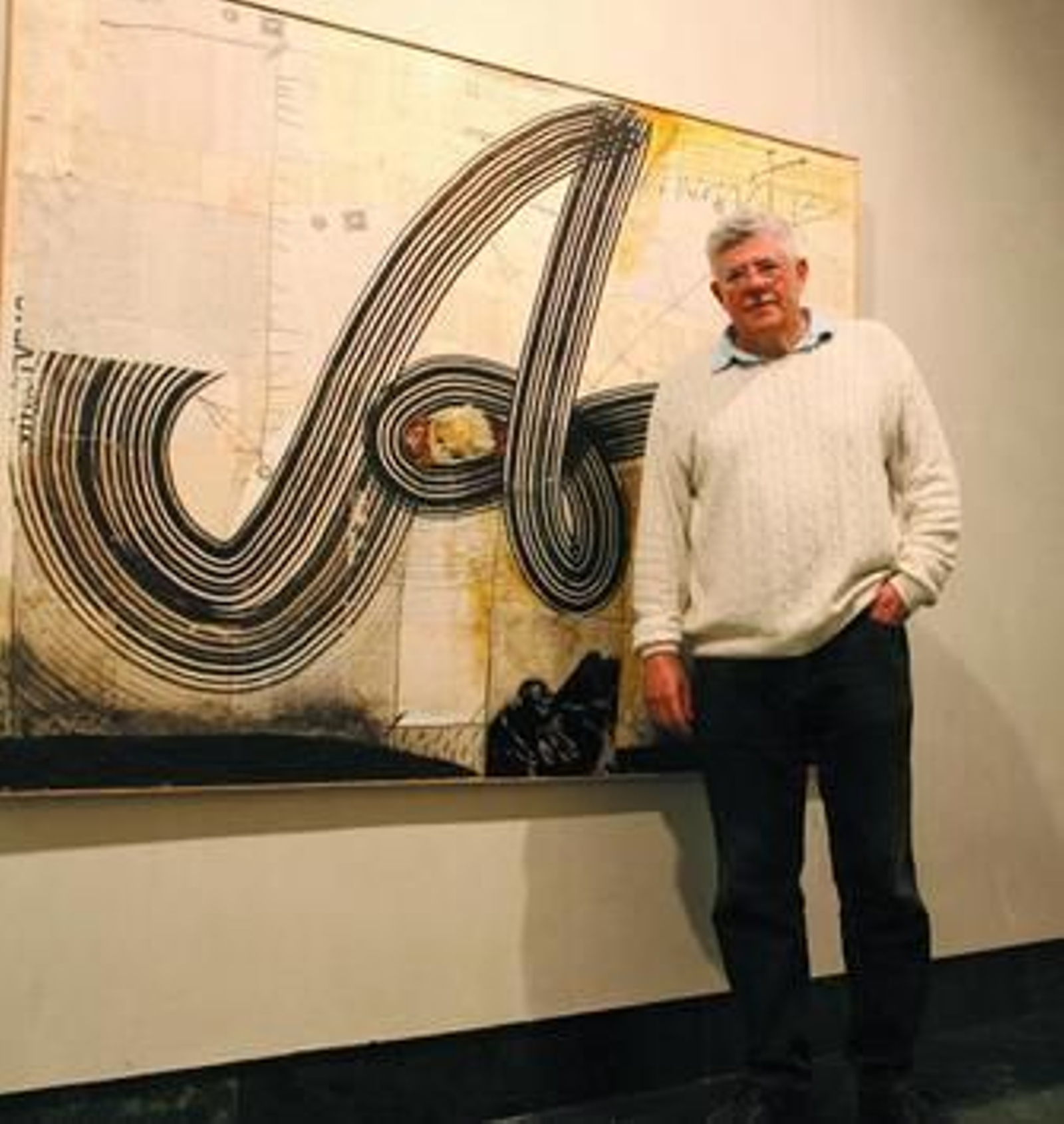 Juan Carlos Castro junto a una de sus paralelas a mano alzada.