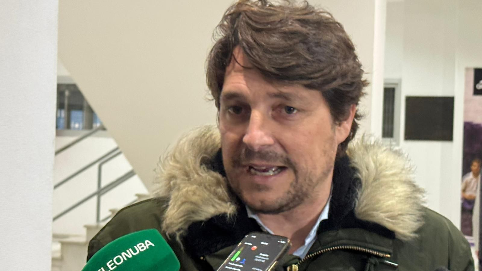 Adrián Fernández atiende a los medios de comunicación.