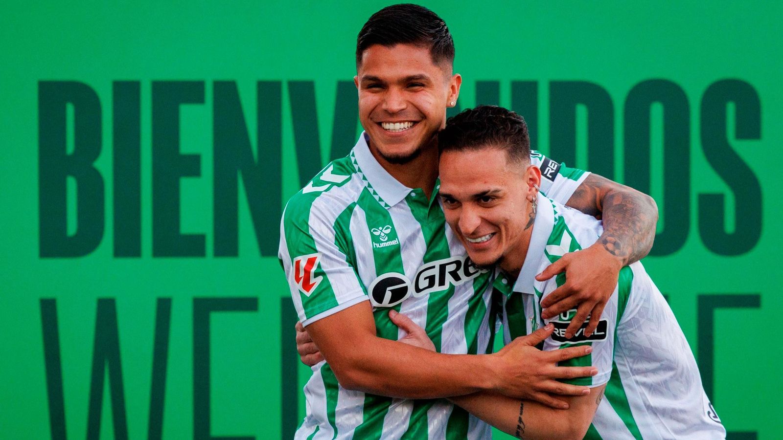 Antony y Cucho Hernández en su presentación como jugadores del Betis