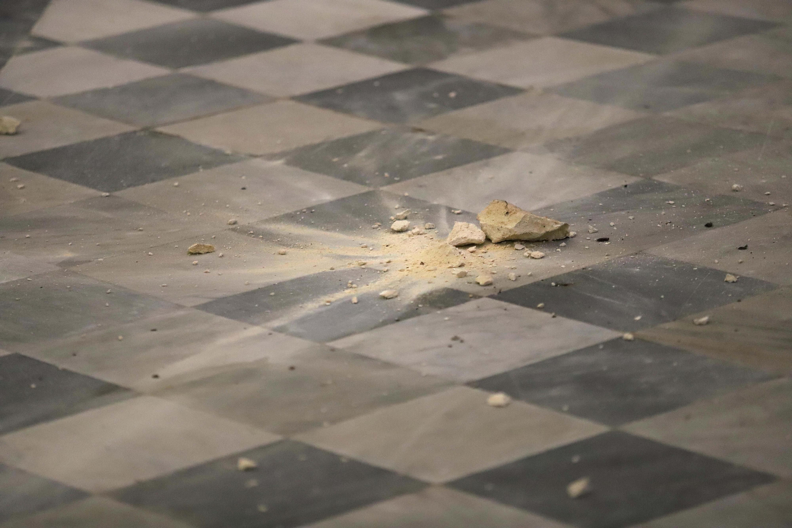 Fotos de los daños en las vidrieras de la iglesia de San Mateo, en Tarifa