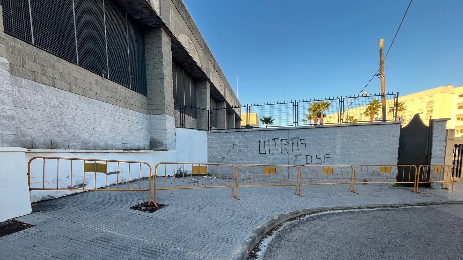 Vallas colocadas para derribar el muro colindante a la piscina tras la colocación de la nueva bomba de presión Vallas colocadas para derribar el muro colindante a la piscina tras la colocación de la nueva bomba de presión