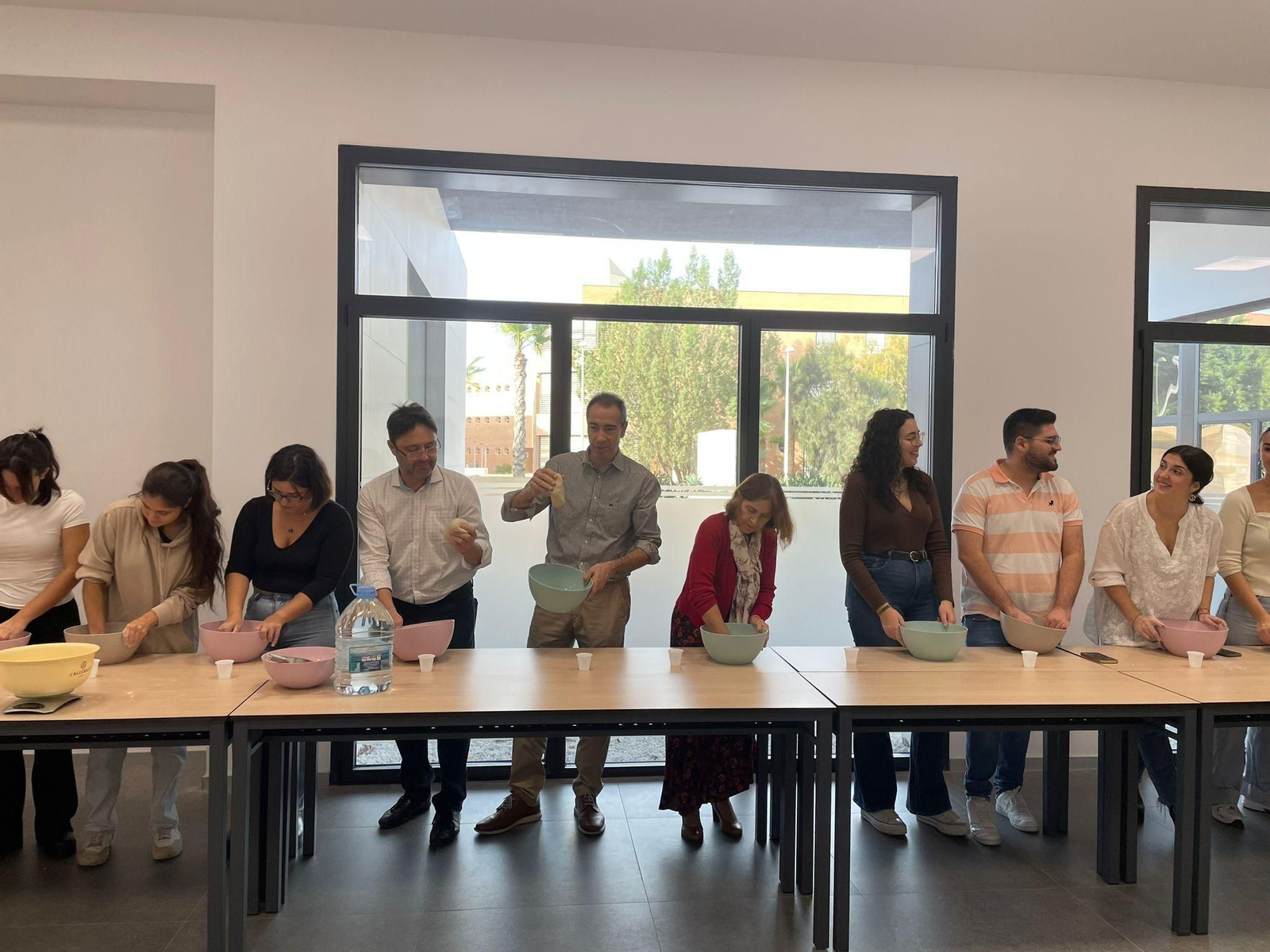 Vea cómo estudiantes de la UAL elaboran el 'Pan de Agua de Mar del Paraje Natural Cabo de Gata'