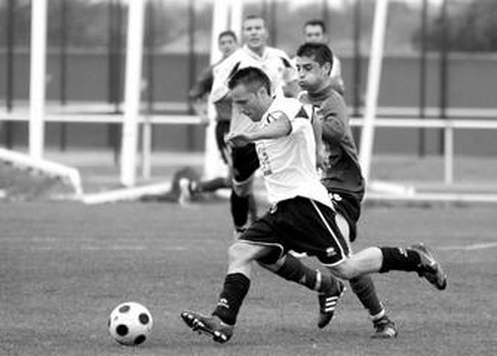 Barroso, jugador del Punta que persigue a un rival, tendrá que ver desde la grada los próximos cuatro partidos.