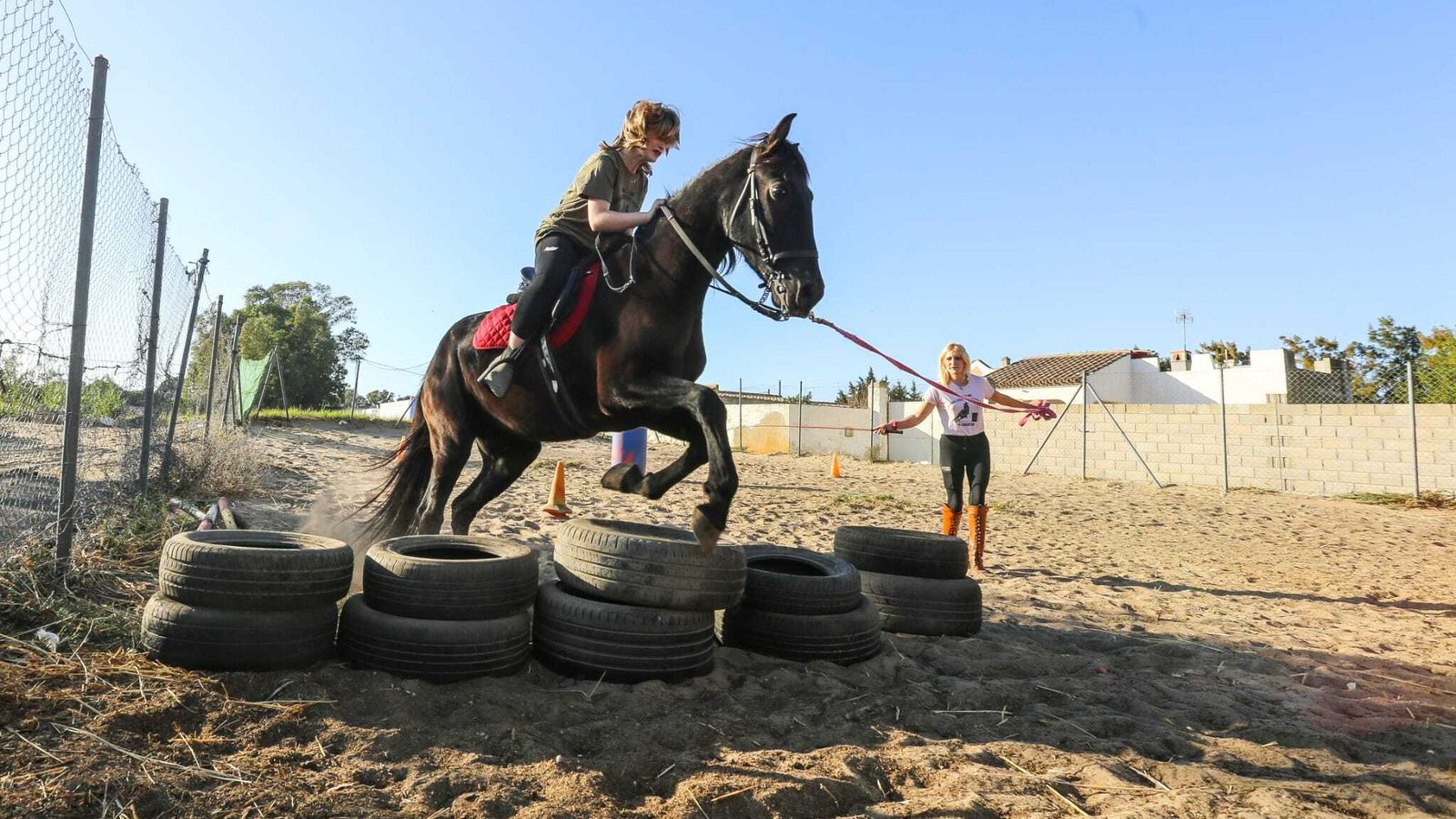 Anna, en plena clase con una de sus  jóvenes alumnas.