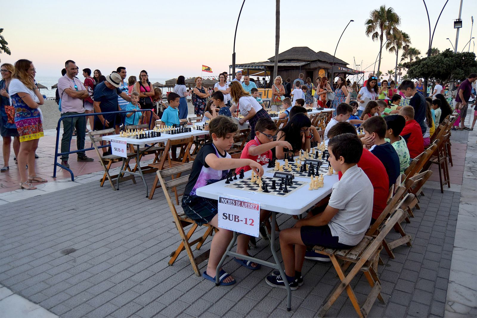 Varios estudiantes participando en el curso de iniciación al ajedrez municipal.