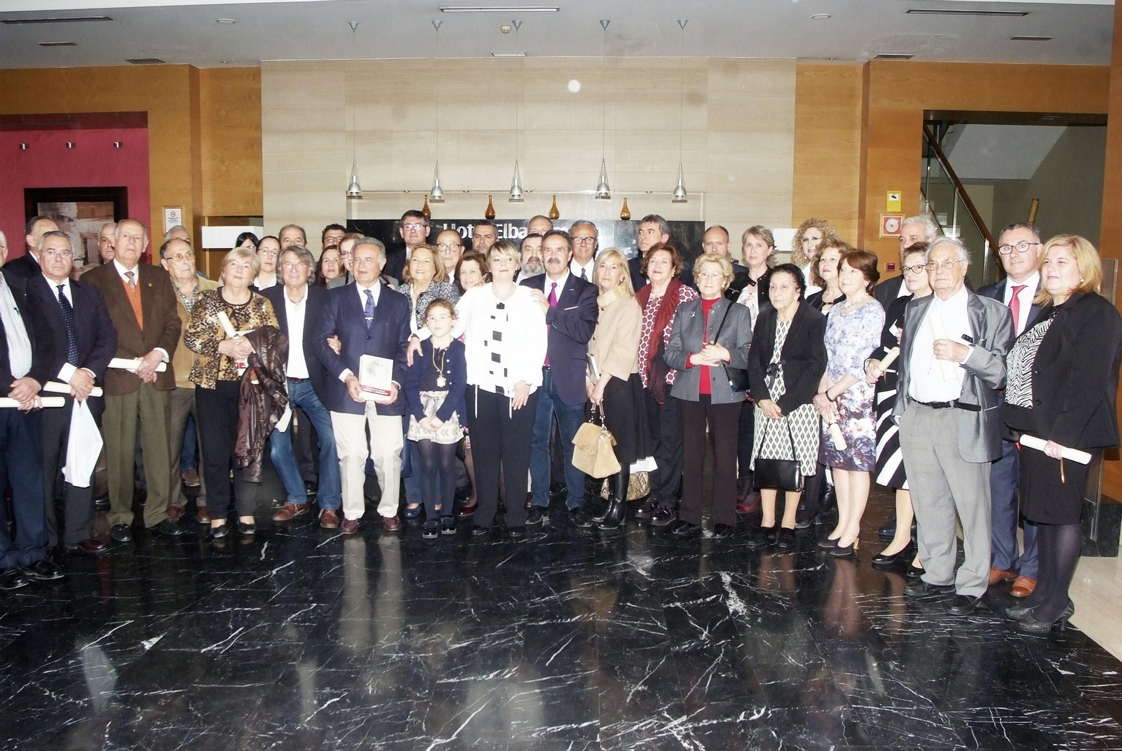 María Sande con Alfredo Valdivia y descendientes de presidentes de Diputación.