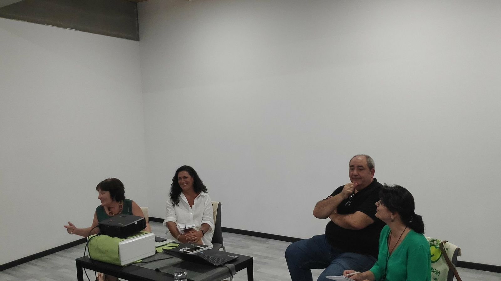 Paula Garvín, Reyes Tirado, Francisco Fernández y la moderadora en el momento de iniciarse el debate.