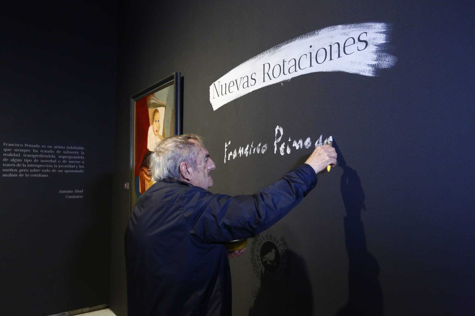 Francisco Peinado (Málaga, 1941) inscribe su nombre en la entrada de 'Nuevas Rotaciones', la exposición inaugurada este jueves en el Rectorado de la UMA.