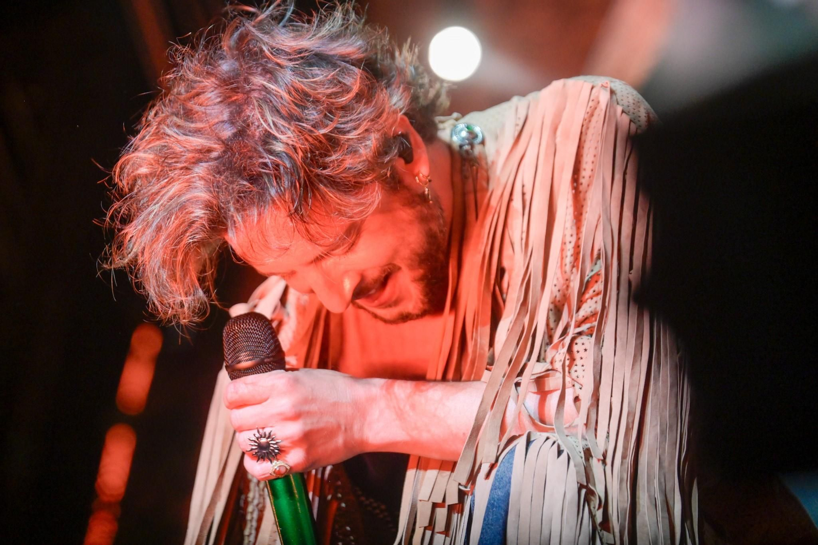 La lluvia de Granada no frena el baño de masas de un Manuel Carrasco ‘Salvaje’