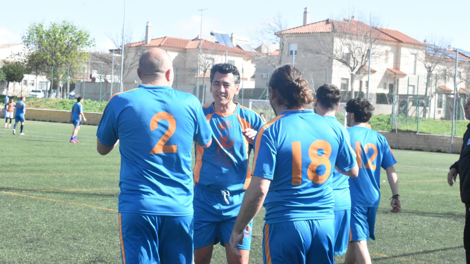 Pedro Ríos, saludando a Diego Galiano y Juan Pedro.