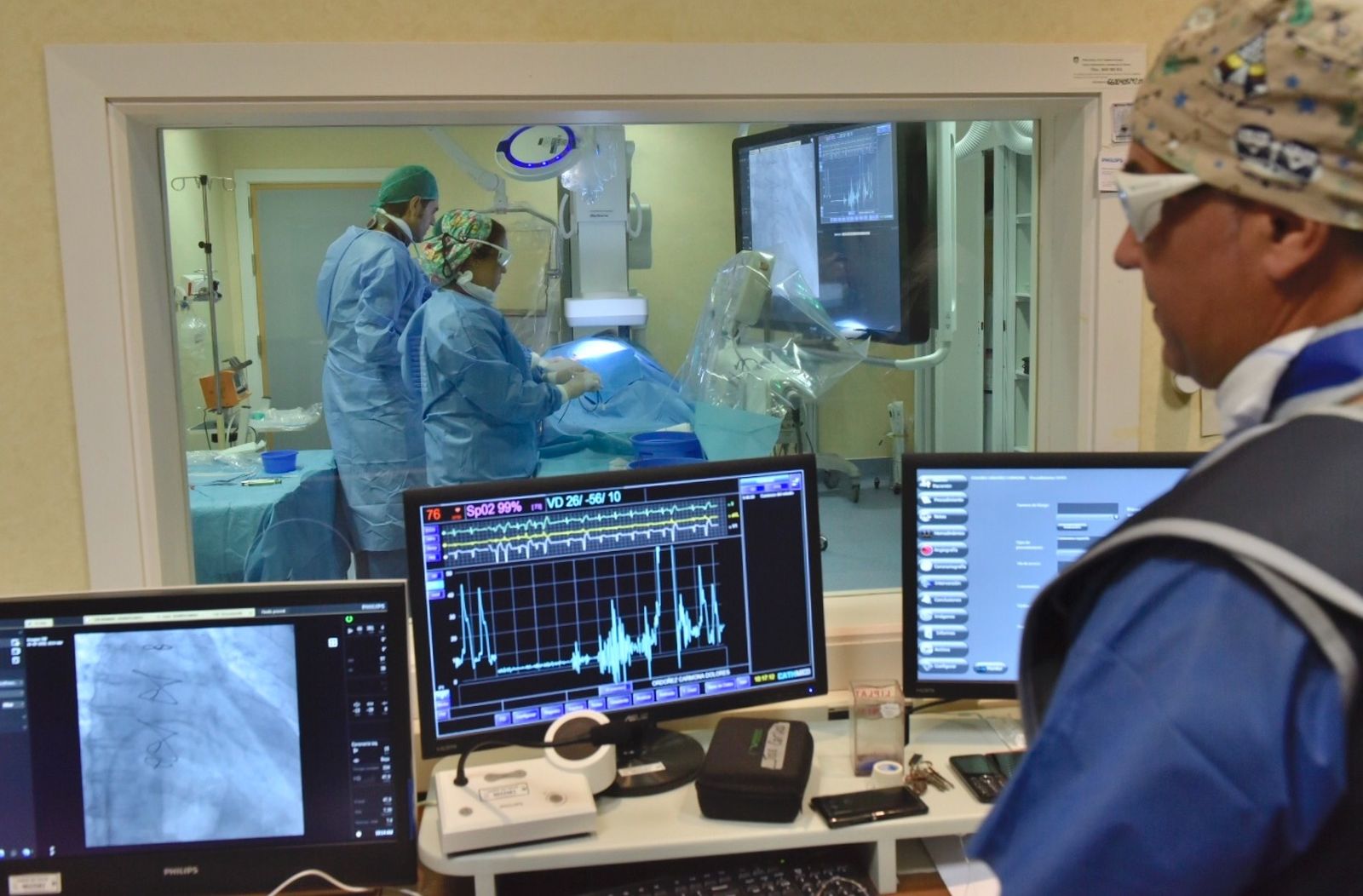 Un equipo de especialistas interviene a un paciente en una sala de Hemodinámica del Hospital Virgen del Rocío.