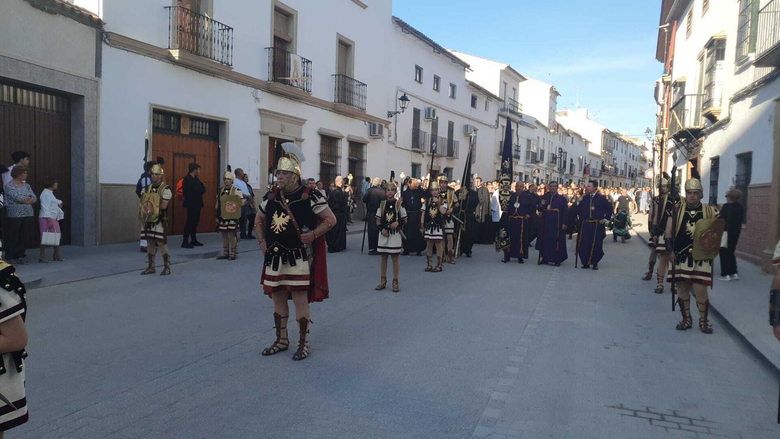 Viernes Santo en Castro del Río: La cesión del paso al Santo Entierro, en imágenes