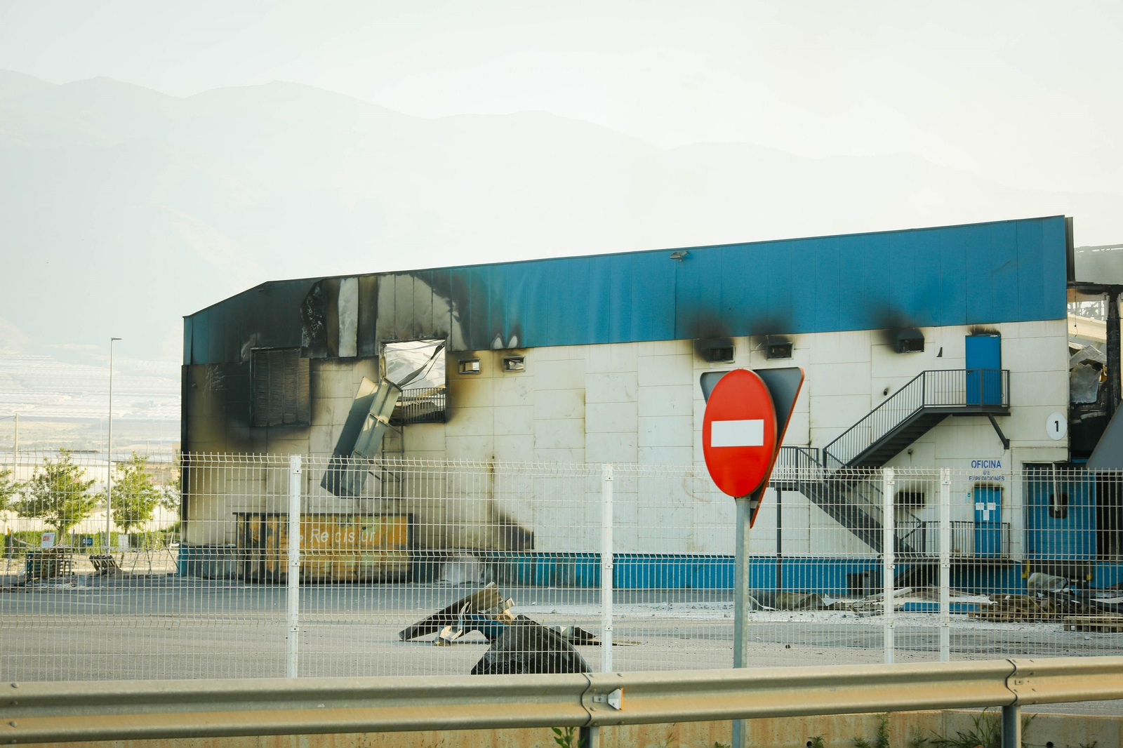 El día después: así ha amanecido la nave calcinada de Mabe Hortofrutícola