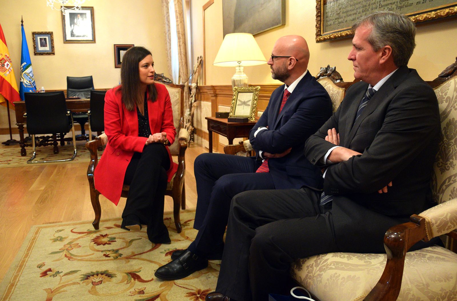 La alcaldesa de San Fernando, Patricia Cavada, recibe al nuevo director de Navantia en la Bahía, Javier Herrador.