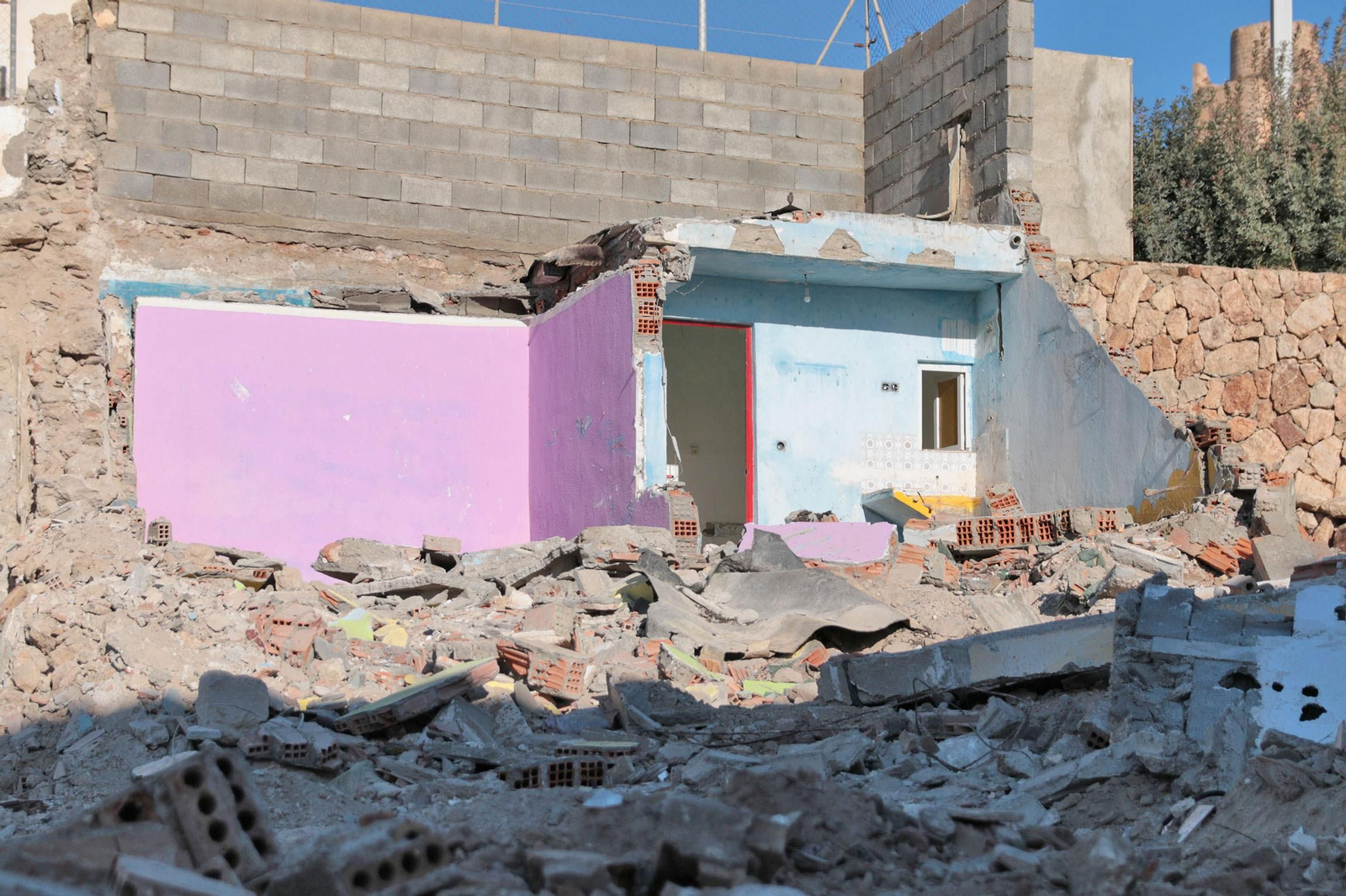 Las imágenes del derribo de las casas del entorno de la Alcazaba